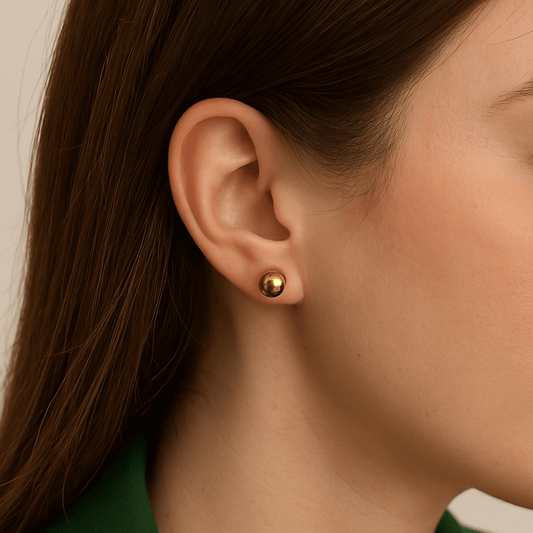 Aros dorados con forma de bolita perla  brillante modelo Sam de Laruz