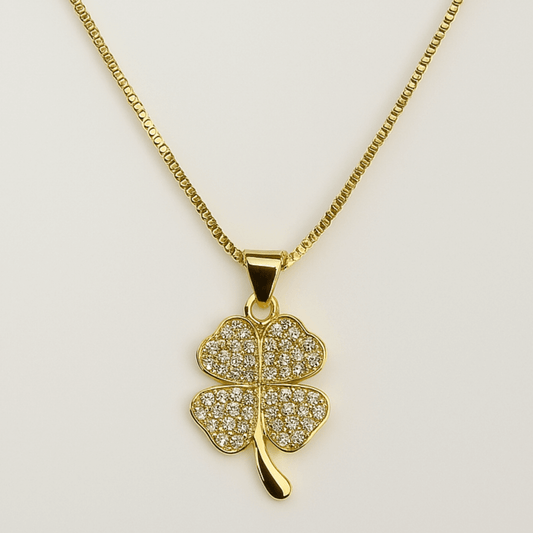 Collar Abril con dije de trébol de cuatro hojas enchapado en oro 18k y circonitas brillantes – Laruz